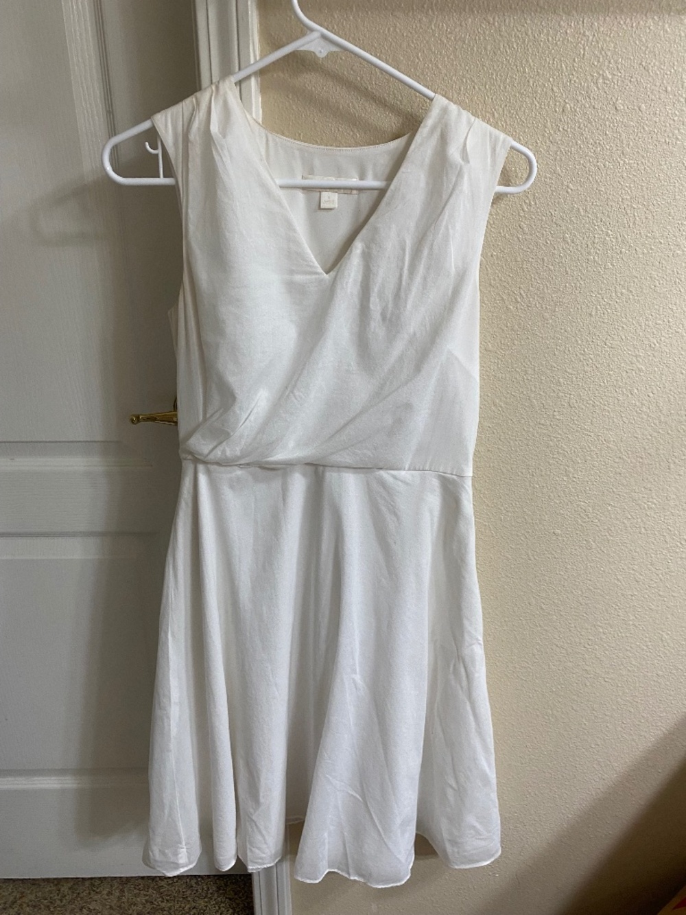 Ann Taylor White Sleeveless V-Neck Dress Size 0